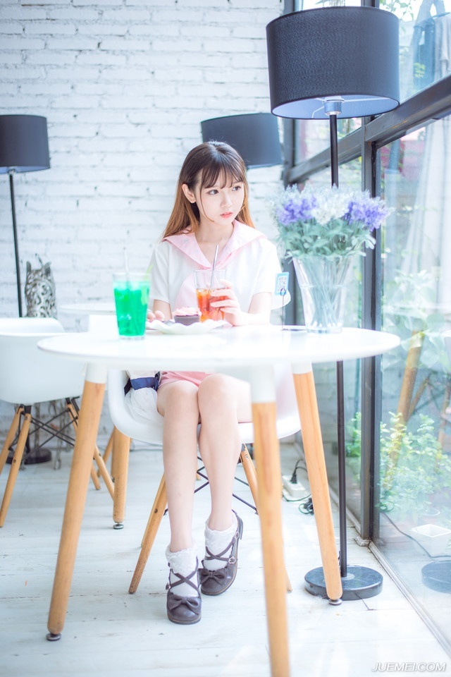 “让人进去探营，告诉他们，找到什么东西，都是他们的。”庞德皱了皱眉，挥手道，这条命令，自然是针对西域胡兵而下的。